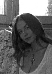 Девушка улыбается в камеру - картинка gif