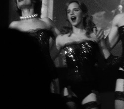 Эмма Уотсон танцует на сцене - картинка gif