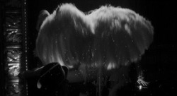 Девушка с веером танцует - картинка gif