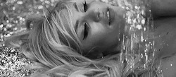 Женщина в золотых блестках - картинка gif