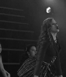 Девушка в клетчатой юбке танцует - картинка gif