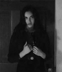 Девушка распахивает куртку - картинка gif