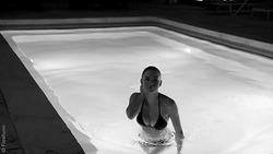 Выход из бассейна, снятие бикини - картинка gif