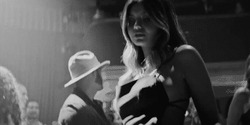 Девушка поправляет топ - картинка gif