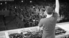 DJ за пультом на фестивале - картинка gif
